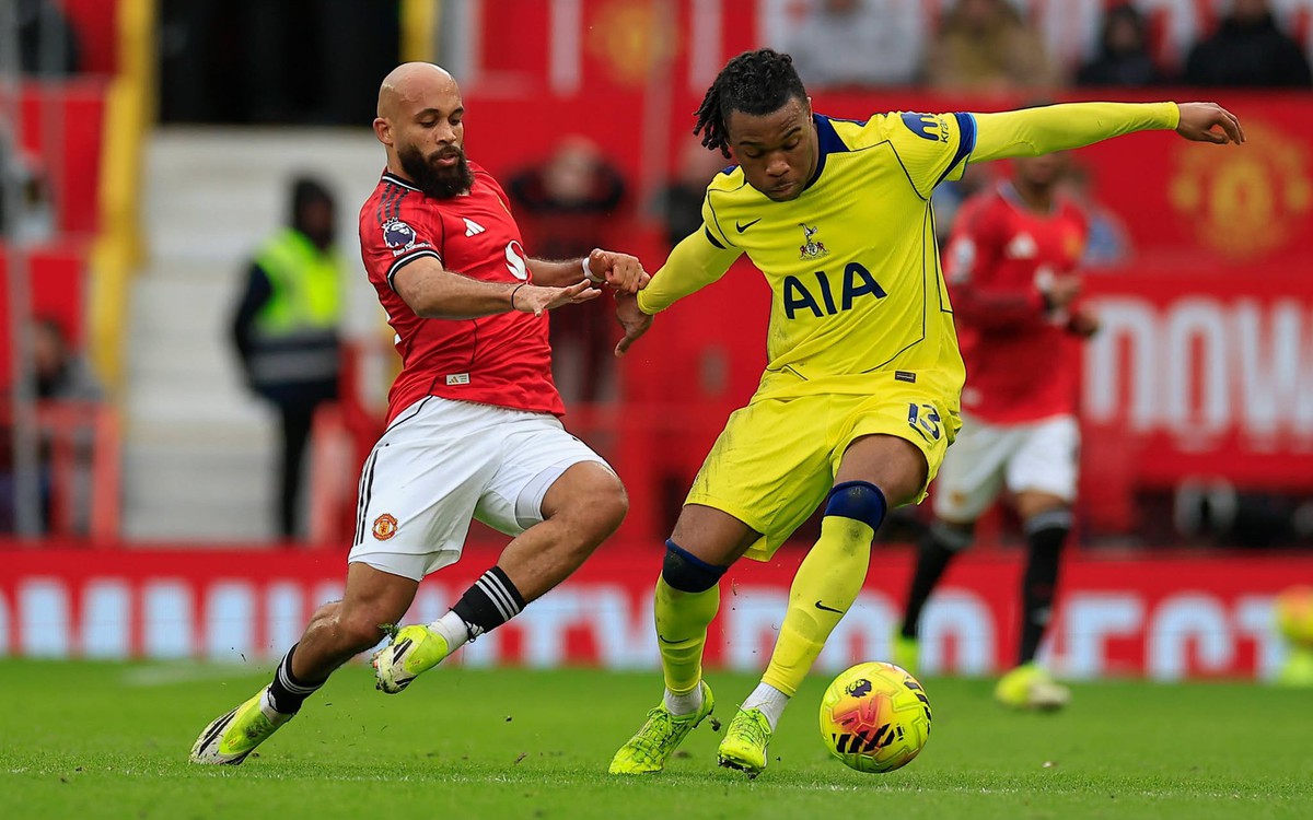 Đánh bại Tottenham, Man United thắng trận thứ 4 liên tiếp