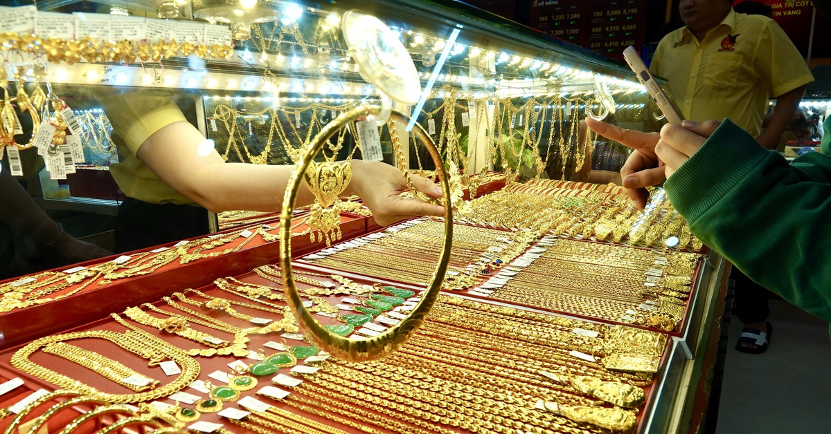 Phiên cuối tuần, giá vàng và bạc đều bật tăng mạnh