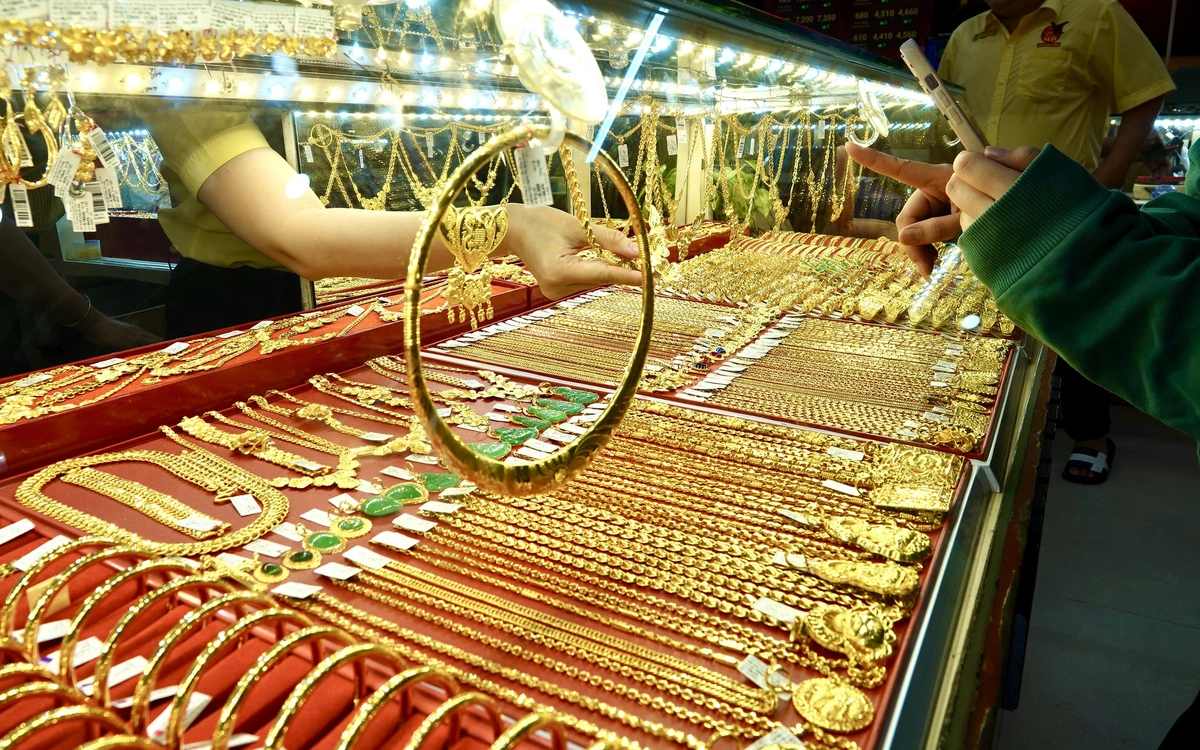 Phiên cuối tuần, giá vàng và bạc đều bật tăng mạnh