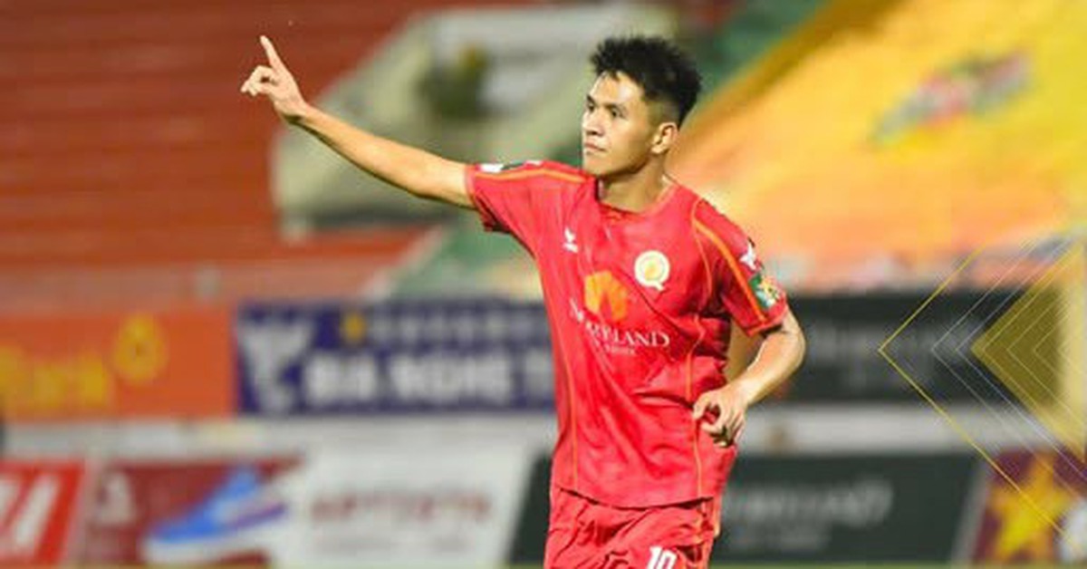 Cướp bóng trong tay thủ môn, Quy Nhơn United hạ đẹp đối thủ