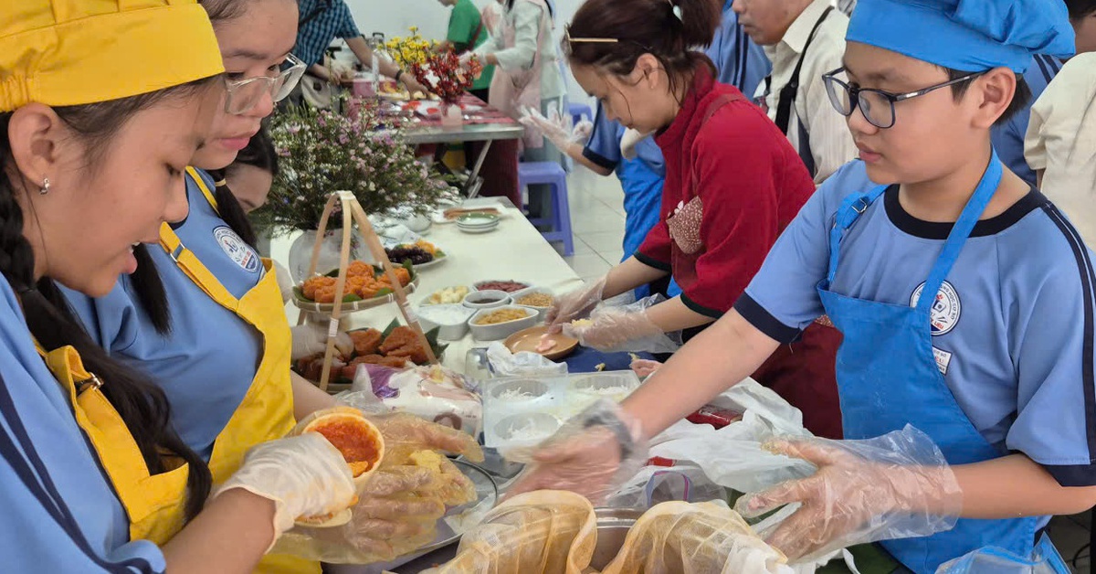 Tự tay sên mứt, đồ xôi, học sinh TP.HCM học văn hóa Tết qua hội thi ở trường