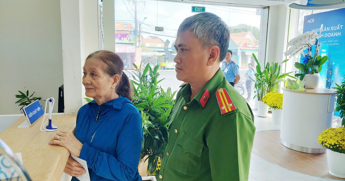 Người phụ nữ 70 tuổi trả lại 2 tỉ đồng từ tài khoản lạ chuyển nhầm