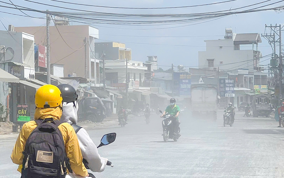 Dân kêu đường Lò Lu 'bụi quá', chủ đầu tư bị phê bình, sẽ thảm nhựa trước Tết