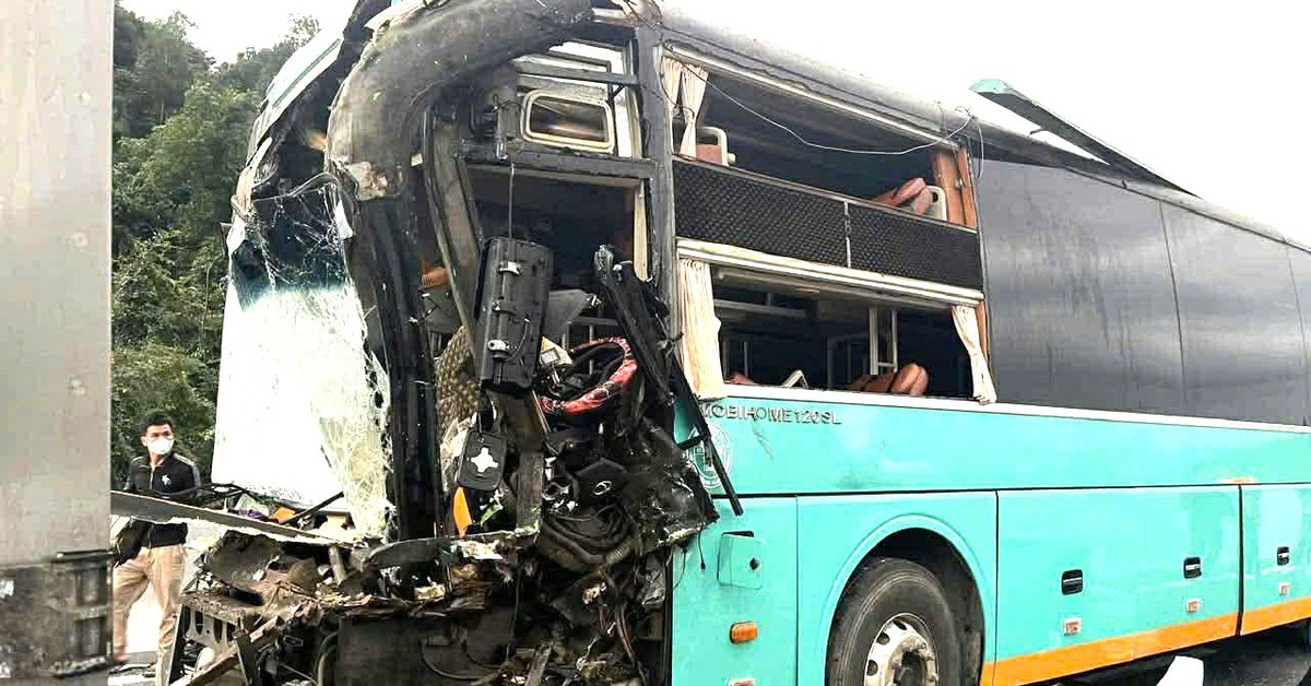 Tai nạn liên hoàn trên cao tốc Vân Phong - Nha Trang, kẹt xe kéo dài, CSGT mở điểm quay đầu khẩn cấp