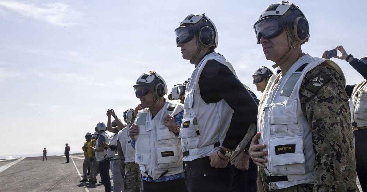 Đàm phán viên của Mỹ thăm tàu sân bay ở Trung Đông, nhắc nhở Iran