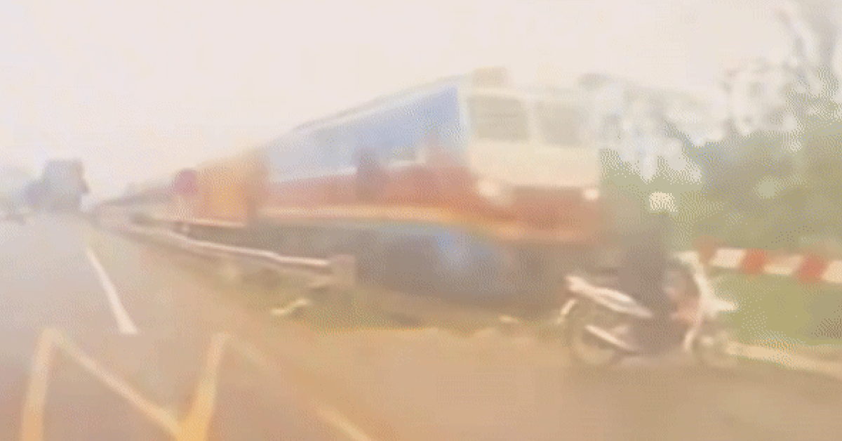 Cố vượt qua đường sắt dù cần chắn đã hạ, tài xế xe máy bị tàu hỏa húc văng