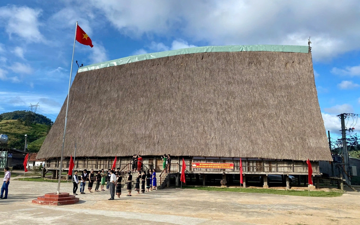 Cháy nhà rông lớn và đẹp bậc nhất của người Ba Na ở Quảng Ngãi