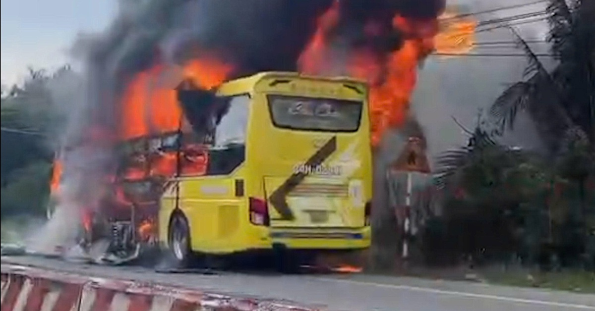 Xe khách giường nằm bốc cháy dữ dội, tài xế bình tĩnh giúp hành khách thoát nạn