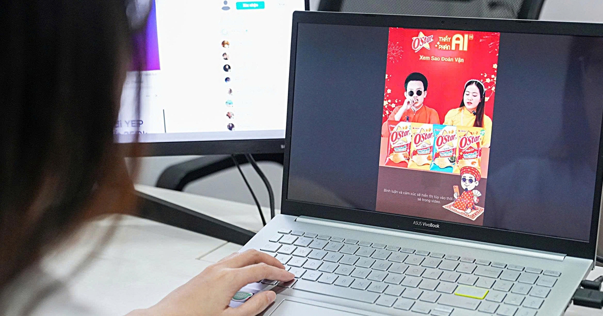 Sôi động mua sắm Tết kết hợp 'chơi' công nghệ