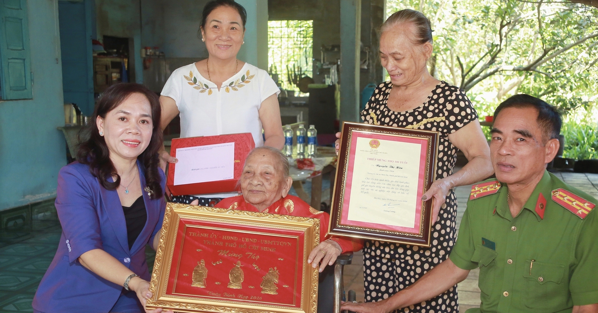 Đoàn công tác của lãnh đạo TP.HCM thăm, chúc Tết tại An Nhơn Tây, Nhuận Đức, Tân An Hội