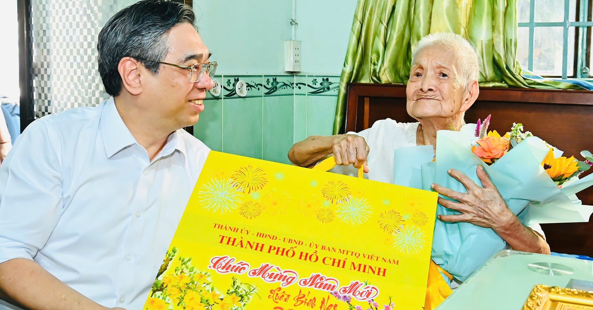 Lãnh đạo TP.HCM thăm, chúc Tết người cao tuổi, hộ khó khăn ở Bình Tiên, Bình Tây