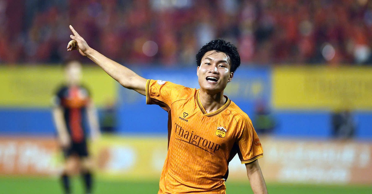 Đám trẻ nhà bầu Đức lại 'gây sốc'