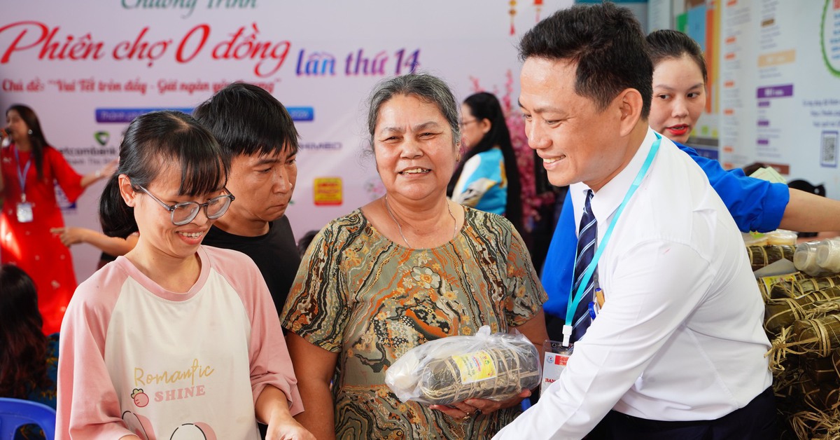 Bệnh viện Đa khoa Thủ Đức trao hơn 5.000 phần quà tại phiên chợ Tết 0 đồng