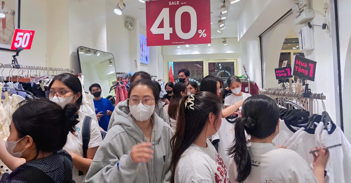 Chen chân đến nửa đêm để sắm đồ diện Tết tại TP.HCM