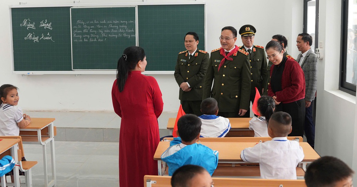 Dựng lại ngôi trường từng bị lũ 'xóa sổ' ở vùng biên xứ Nghệ