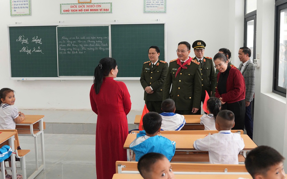 Dựng lại ngôi trường từng bị lũ 'xóa sổ' ở vùng biên xứ Nghệ