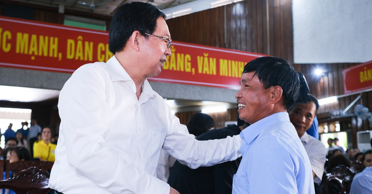 Phó thủ tướng Hồ Quốc Dũng thăm bà con vùng rốn lũ Tuy Phước