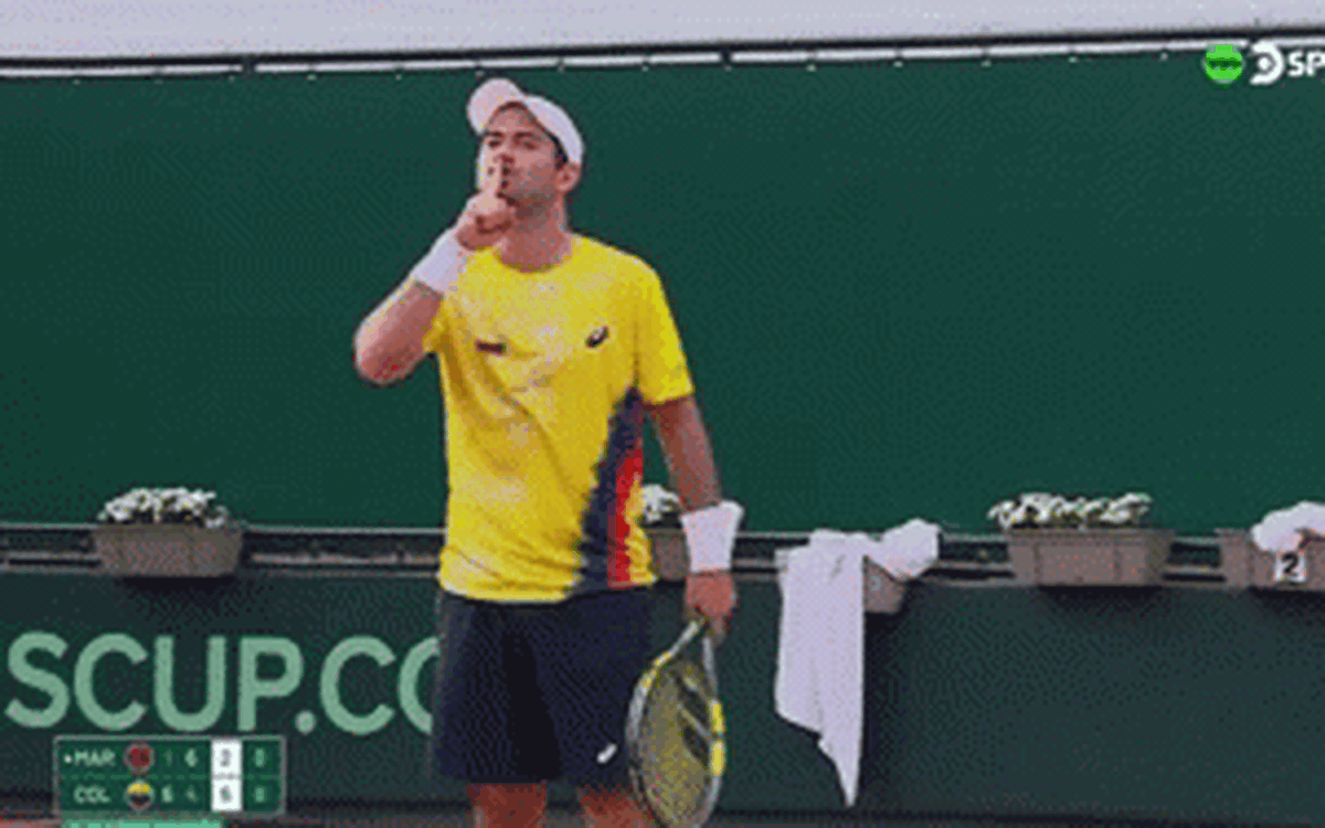 Tay vợt ăn mừng khiêu khích khiến cổ động viên ném chai lọ