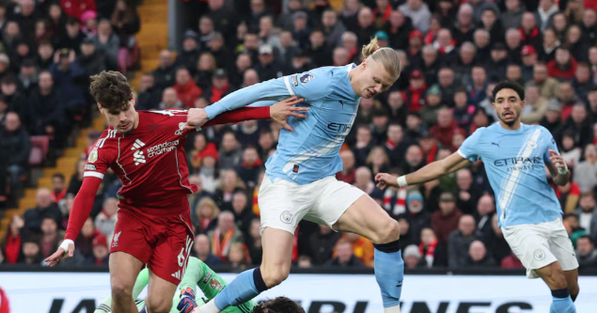 Man City và Liverpool 'nổi đóa' vì VAR hủy bàn thắng hy hữu