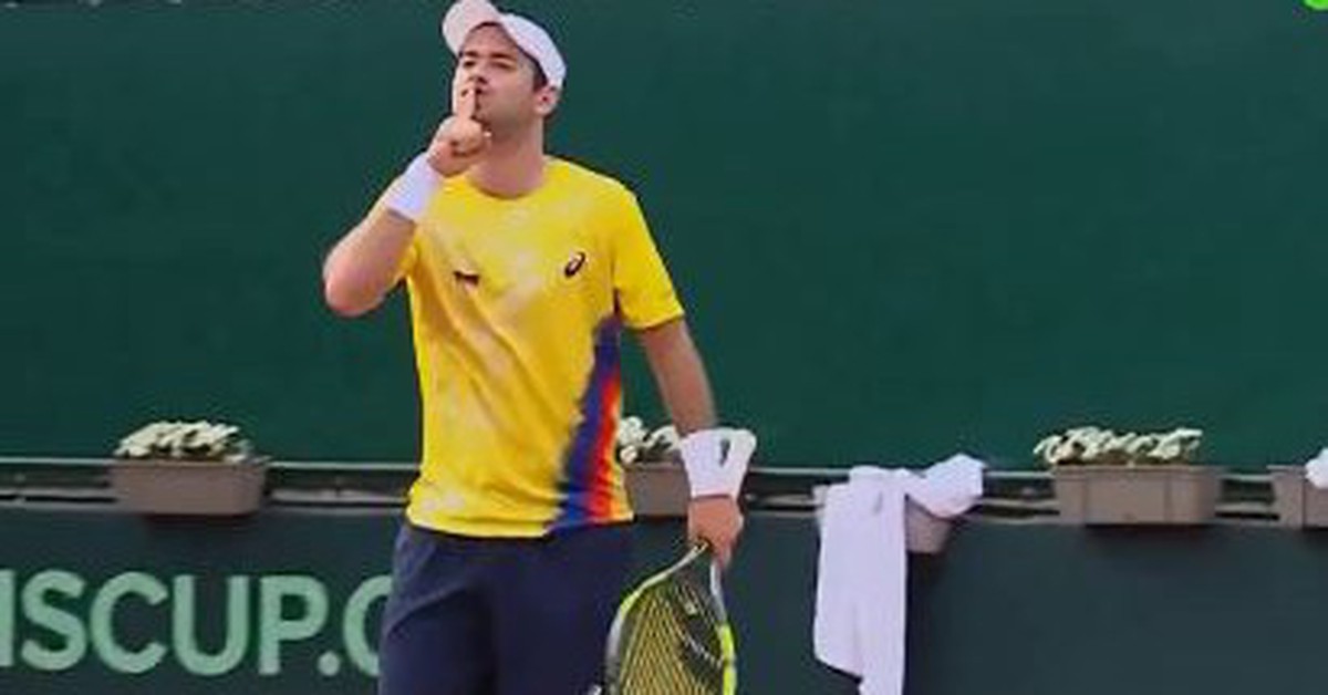 Tay vợt ăn mừng khiêu khích khiến cổ động viên ném chai lọ