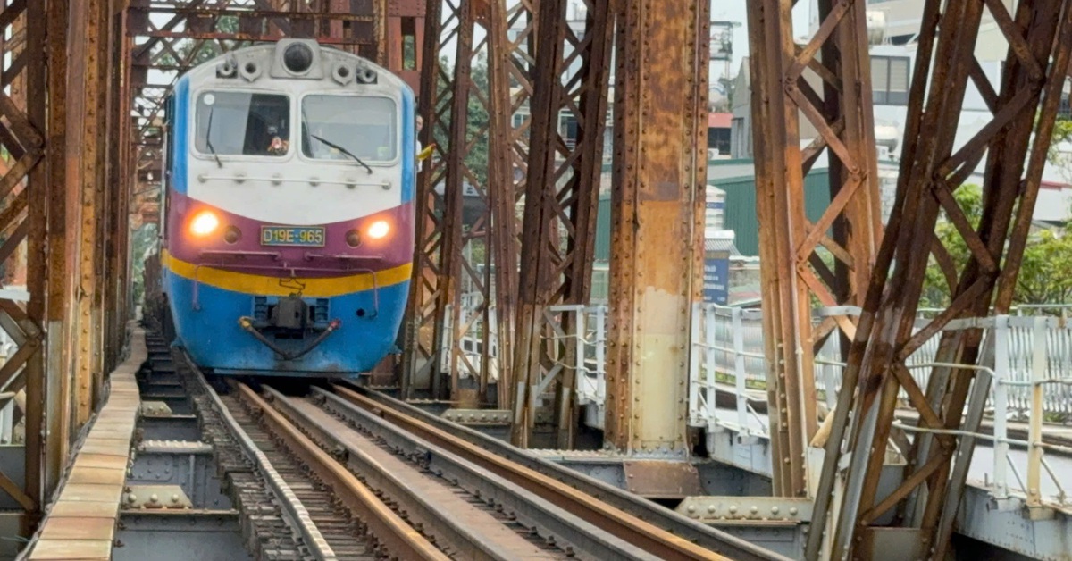 Đã sửa xong cầu Long Biên, đường sắt khôi phục chạy tàu qua cầu