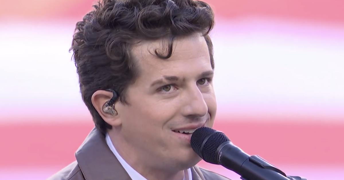 Charlie Puth hát Quốc ca Mỹ đầy ấn tượng ở Super Bowl 2026