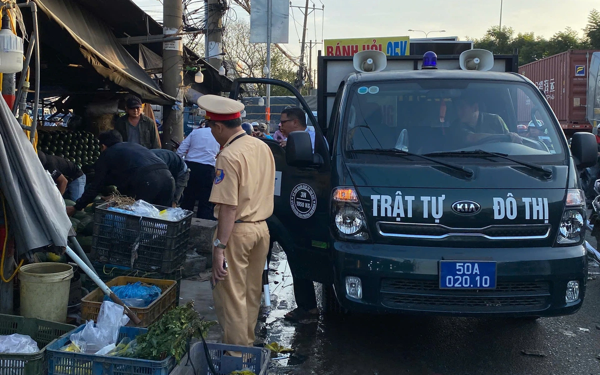 Cảnh sát giao thông TP.HCM phối hợp lập lại trật tự đô thị tại các chợ đầu mối dịp cận Tết