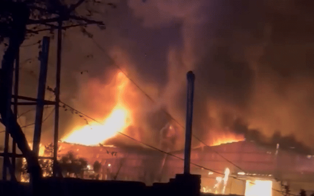 Khu xưởng nhựa lớn ở Hưng Yên bốc cháy ngùn ngụt lúc nửa đêm