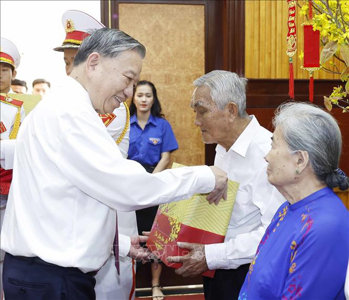 Vietnam Proposes Higher Allowances for Meritorious Service, Unveils New Journalist ID Card