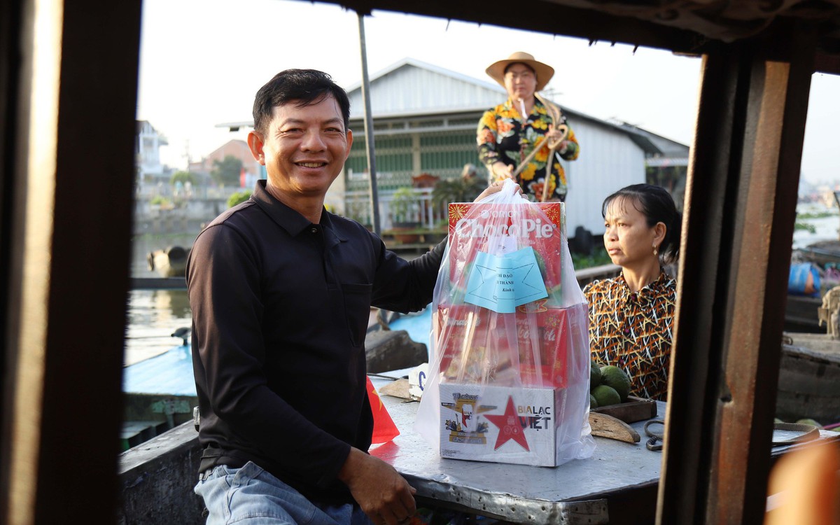 Tờ mờ sáng, thương hồ chợ nổi Cái Răng bất ngờ nhận quà Tết của thành phố