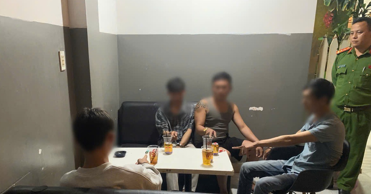 Rủ nhau đến quán cà phê 'chơi' ma túy, bị công an ập vào bắt quả tang