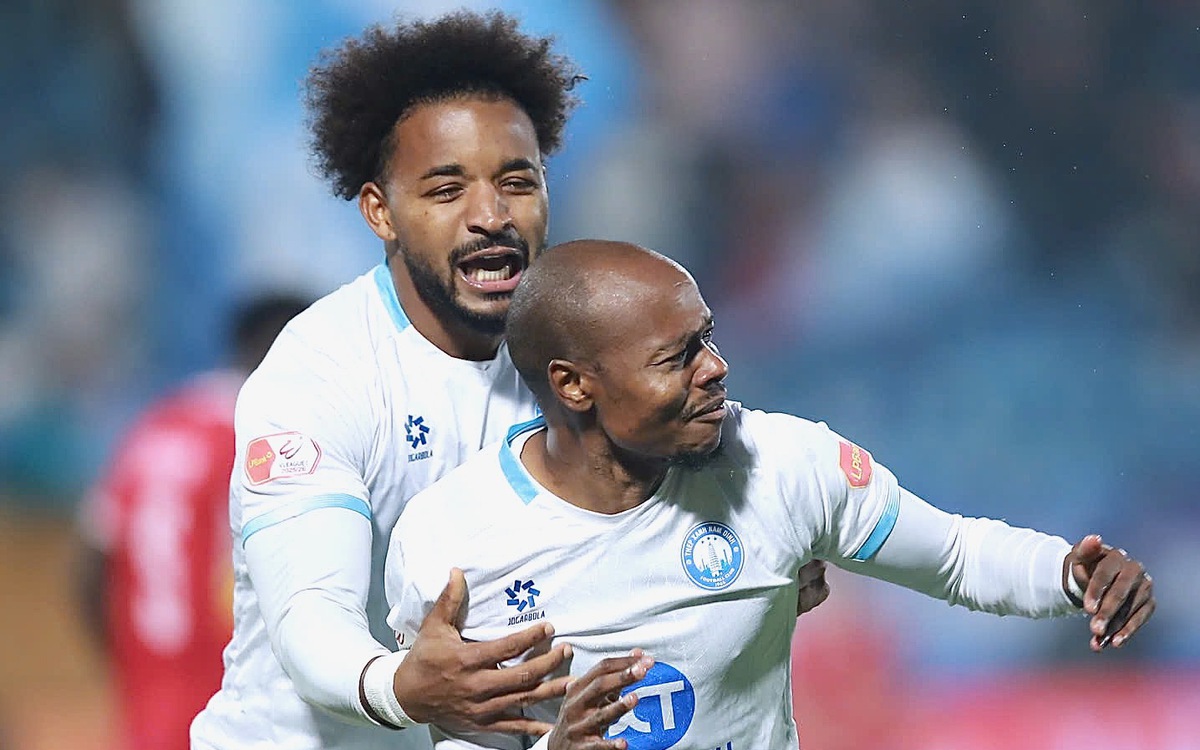 Xuân Son bị từ chối bàn thắng trong trận Nam Định bị Hà Tĩnh cầm hòa