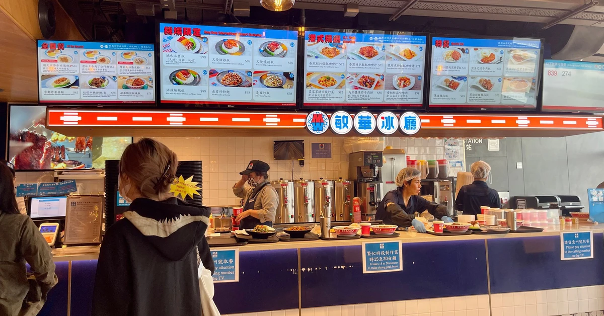 Đồ ăn ở sân bay đắt đỏ, bình thường hay 'chặt chém'? - Báo Tuổi Trẻ