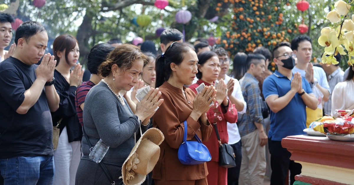 Phủ Tây Hồ đông đặc người trước rằm tháng giêng