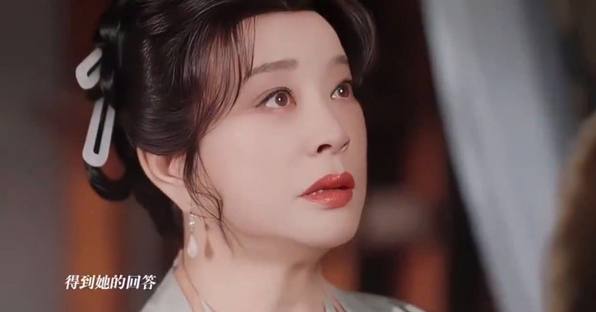 Lưu Hiểu Khánh hôn bạn diễn kém 30 tuổi gây tranh cãi