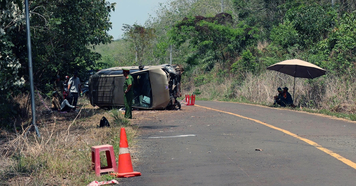 Đồng Nai: Xe 7 chỗ mất lái lật ngang, hai bà cháu đi trên xe tử nạn