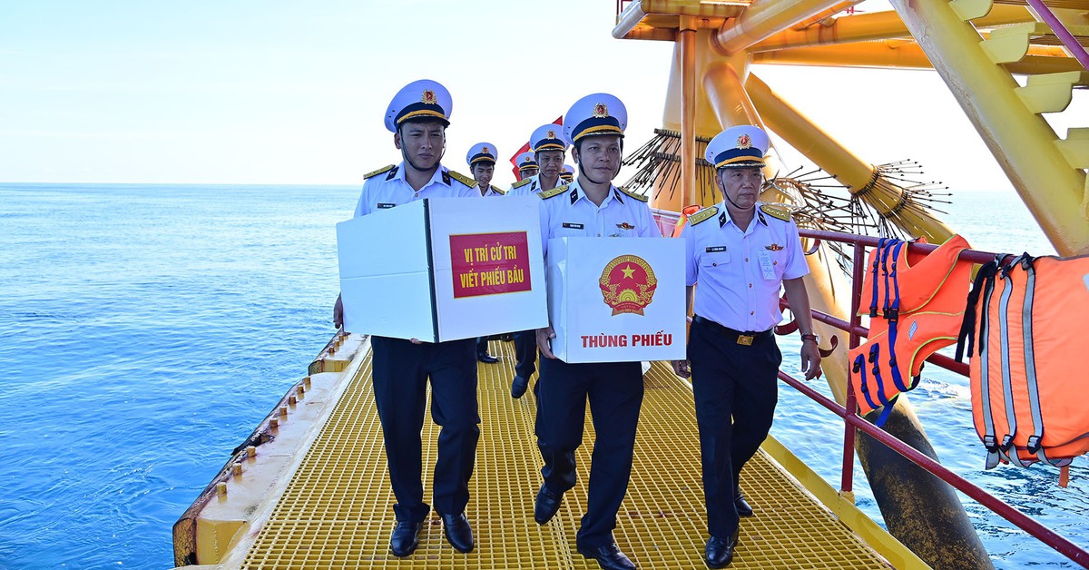 Mang phiếu bầu đến với cử tri nơi đầu sóng ngọn gió