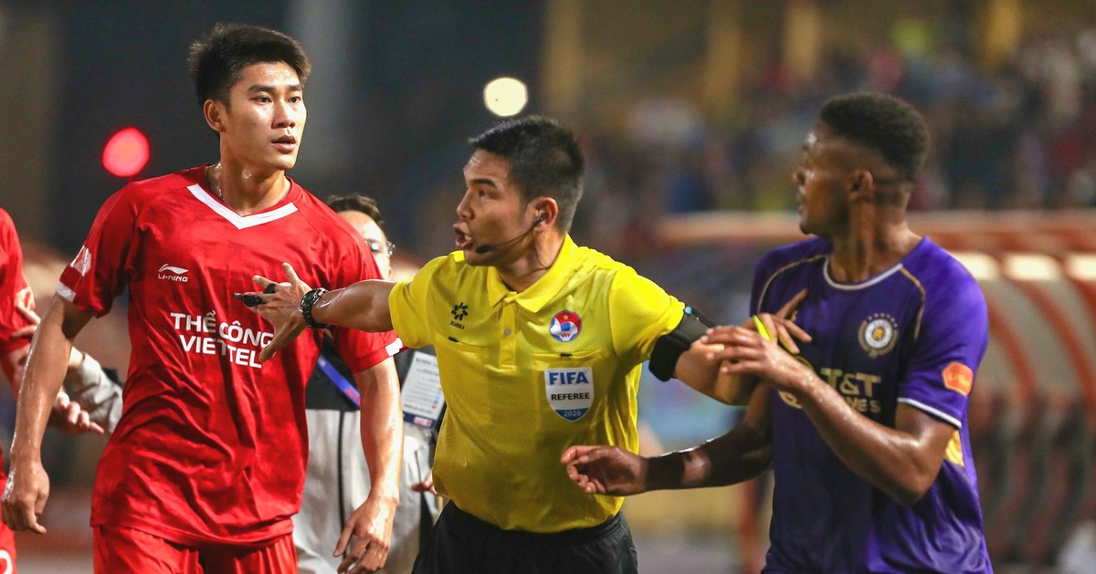 HLV Harry Kewell: 'Ở Ngoại hạng Anh, trọng tài không rút thẻ đỏ với lỗi như thế'