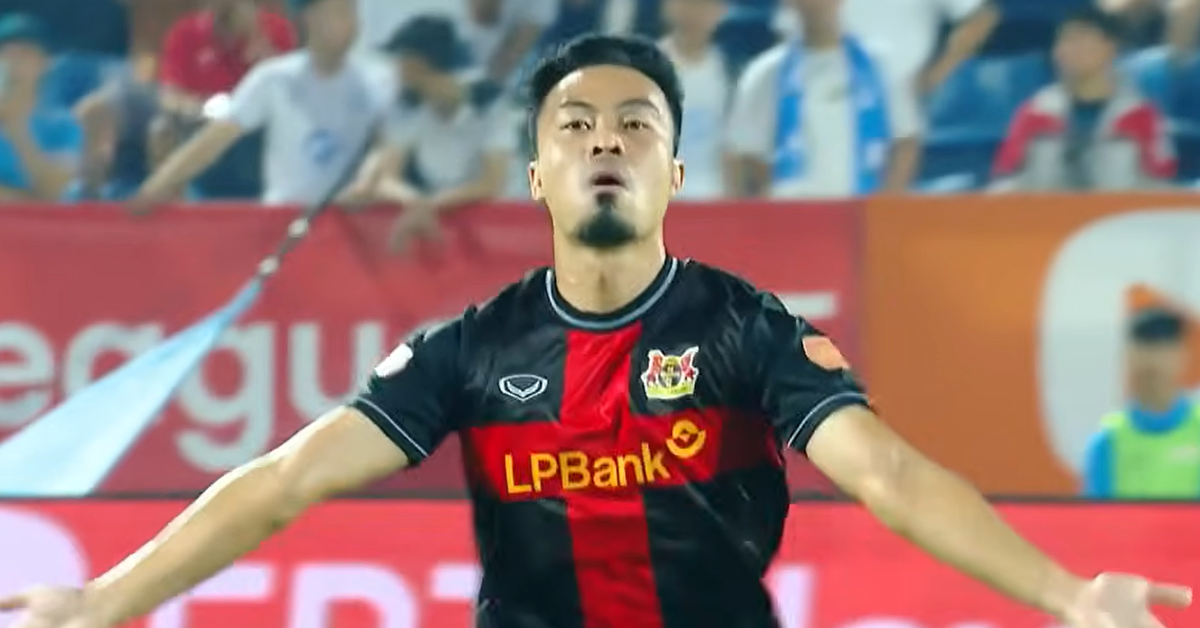 Video: Hậu vệ Ninh Bình 'nã đại bác' cháy lưới Thép Xanh Nam Định