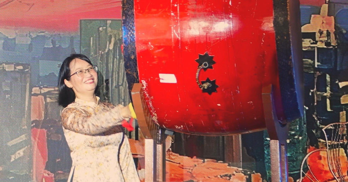 Phó chủ tịch UBND TP.HCM Trần Thị Diệu Thúy đánh trống khai mạc Ngày thơ Việt Nam tại TP.HCM