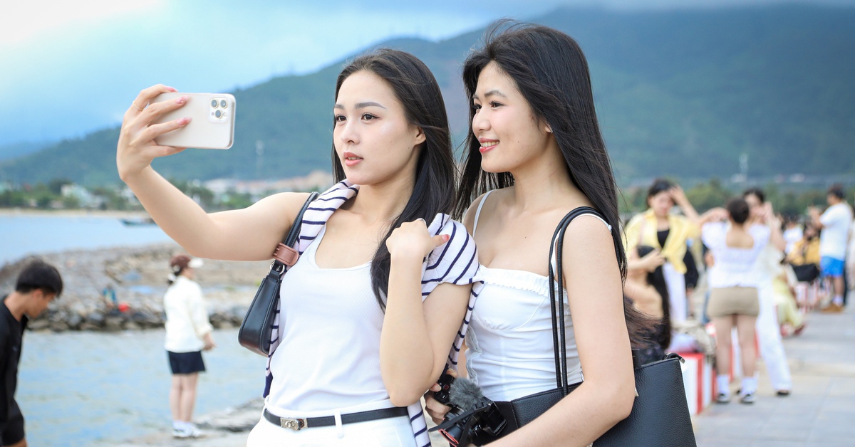 Cảng dưới chân đèo Hải Vân có gì mà chiều nào cũng đông kín người check-in?