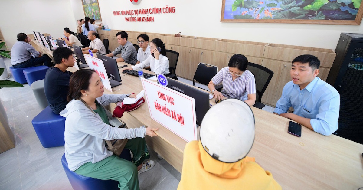 Người hoạt động không chuyên trách cấp xã rồi làm bí thư chi bộ có được tiếp nhận vào công chức?