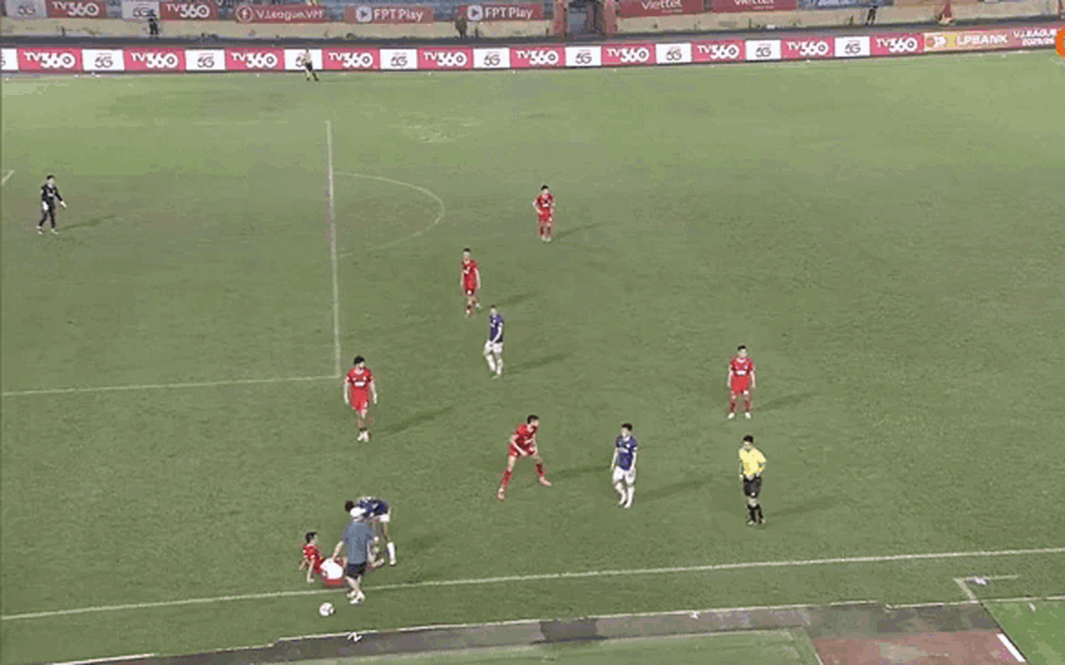 Video: Cầm chân đối thủ lôi khỏi sân, ngoại binh Hà Nội nhận thẻ đỏ