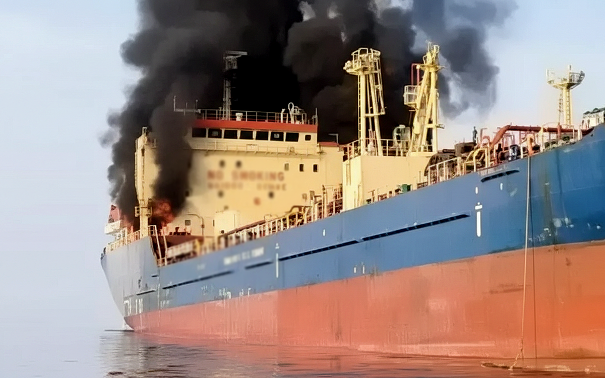 Giá dầu thế giới tăng sốc, hàng trăm tàu kẹt ngoài cửa eo biển Hormuz