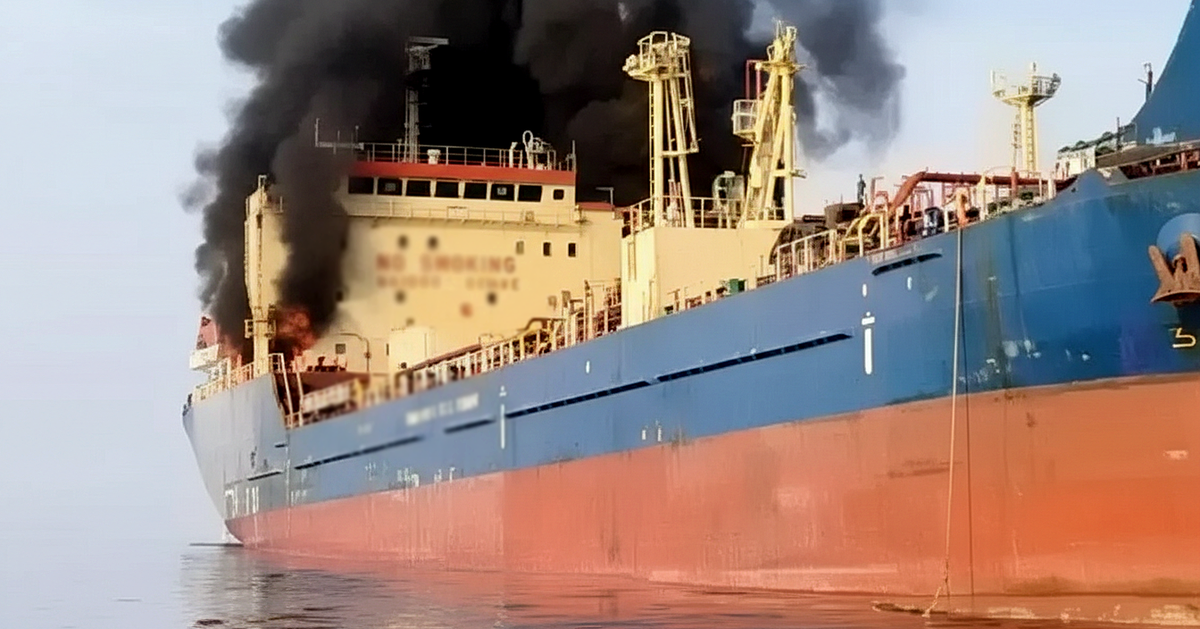 Giá dầu thế giới tăng sốc, hàng trăm tàu kẹt ngoài cửa eo biển Hormuz