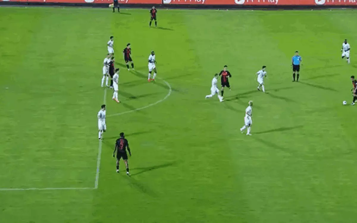 Video: Hậu vệ Ninh Bình 'nã đại bác' cháy lưới Thép Xanh Nam Định