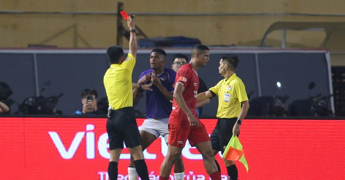 Video: Cầm chân đối thủ lôi khỏi sân, ngoại binh Hà Nội nhận thẻ đỏ