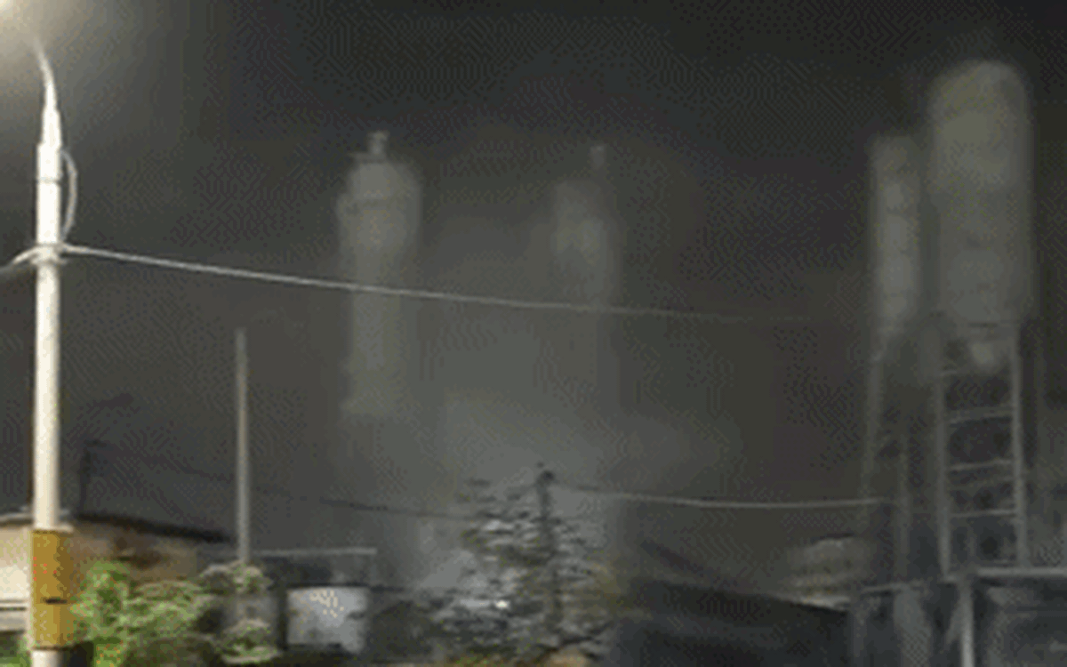 Dân một chung cư ở Hà Nội khổ sở vì sống cạnh trạm trộn bê tông