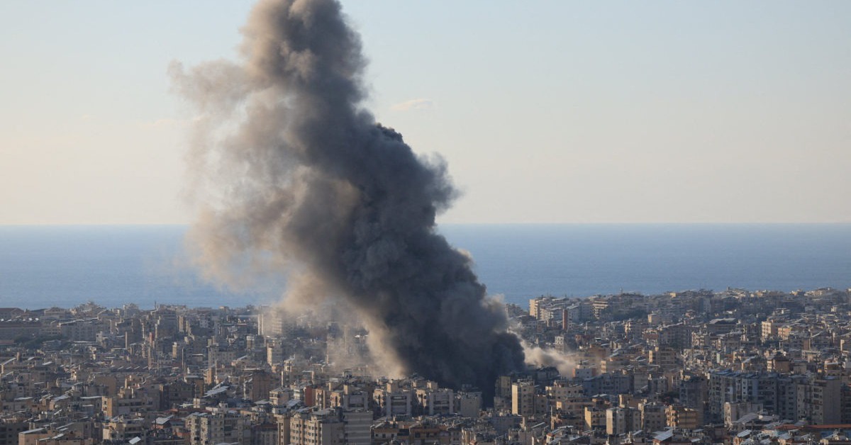 Ông Trump dọa giáng đòn gấp 20 lần, Tehran nói 'đang chờ Mỹ ở Hormuz'