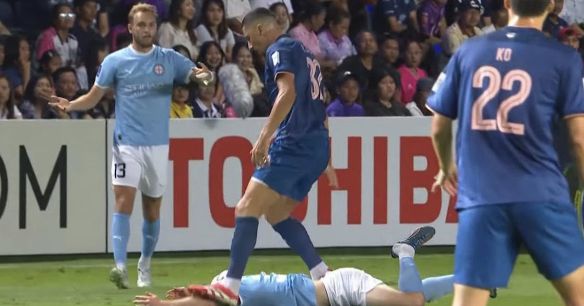 Ngôi sao đội mạnh nhất Thái Lan gây phẫn nộ khi đạp vào người đối thủ